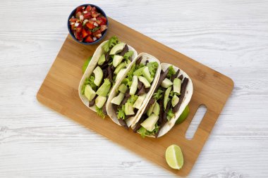 Mısır ekmeği ızgara sığır eti, avokado, kireç ve salsa bambu Yönetim Kurulu, genel gider görünümü ile. Yukarıdan, ana sayfa görünümü.