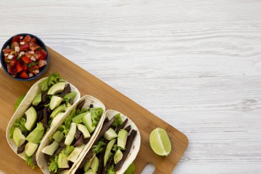 Mısır ekmeği ızgara sığır eti, avokado, kireç ve salsa bambu Yönetim Kurulu, genel gider ile. Düz yatıyordu, en iyi görünüm. Kopya alanı.