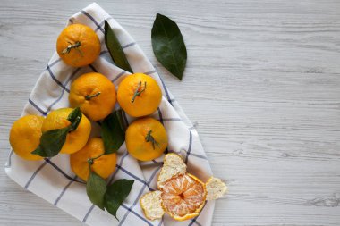 Üstten görünüm taze olgun mandalina Beyaz ahşap yüzey üzerinde. Yukarıdan, ek yük düz yatıyordu. Kopya alanı.