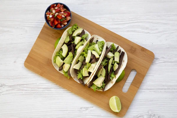 Mısır ekmeği ızgara sığır eti, avokado, kireç ve salsa bambu Yönetim Kurulu, genel gider görünümü ile. Yukarıdan, ana sayfa görünümü.