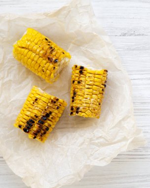 Izgara Mısır, havai görünümü. Yaz yiyecek. Yukarıdan, lay düz.