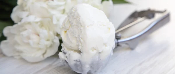 Gelato Paletta Gelato Con Fiori Peonia Bianchi Superficie Legno Bianca — Foto Stock