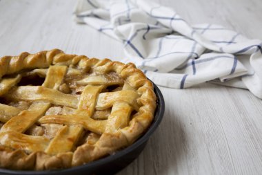 Beyaz ahşap arka planda, yan görünüm ev yapımı elmalı turta. Yakın çekim.