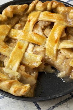 Kumaş, düşük açılı görünümü üzerine ev yapımı elmalı turta. Portre.