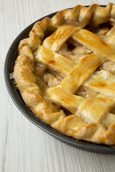 Hausgemachter Apfelkuchen Auf Weißer Holzoberfläche Seitenansicht Nahaufnahme — Stockfoto