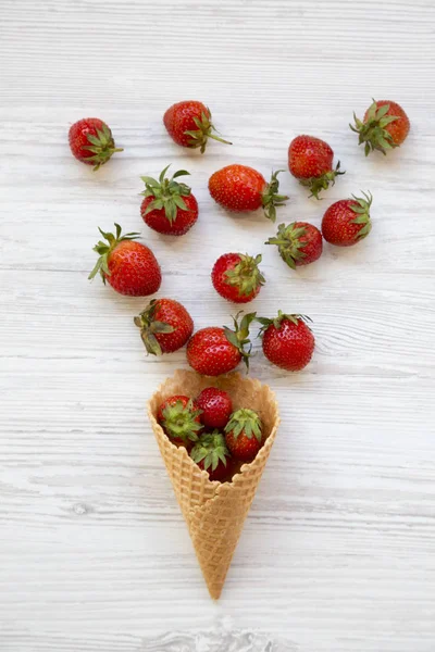 Waffelsüße Eistüte Mit Erdbeeren Auf Weißem Holzhintergrund Draufsicht Flach Lag — Stockfoto