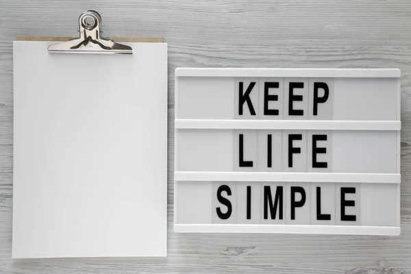 ライト ボックス 白い木製の背景をクリップボードに単語を 単純な生活を維持 平面図です 上記のオーバーヘッドのフラット レイアウト テキスト エリア — ストック写真