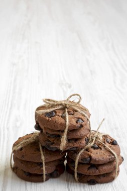 Beyaz ahşap zemin, yan görünüm üzerinde ev yapımı çikolata parçalı kurabiye. Kopya alanı.