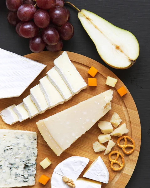 Verkostung Von Käse Mit Früchten Brezeln Und Walnüssen Auf Schwarzem — Stockfoto