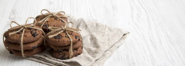 Hausgemachte Schokoladenkekse Auf Weißem Holzhintergrund Seitenansicht Nahaufnahme — Stockfoto