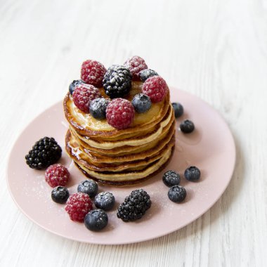 Krep pembe plaka, closeup çilek ile. 