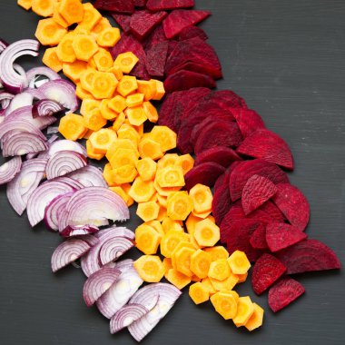 Siyah arka plan, havai görünümü üzerine kıyılmış taze sebze. Üstten görünüm. Yukarıdan. 