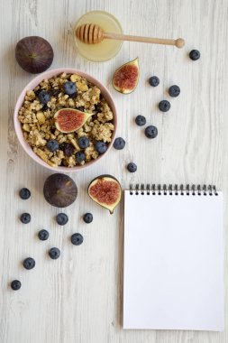 Meyve granola ve boş not defteri, üstten görünüm. Yukarıdan, ek yük düz yatıyordu. Kopya alanı.