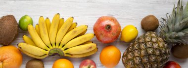 Taze meyve bir beyaz tahta yüzey, havai görünümü ayarlayın. Yukarıdan, üstten görünüm düz lay.