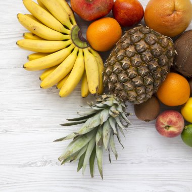 Beyaz ahşap yüzey, en iyi görünüm üzerinde taze meyve. Yukarıdaki üzerinden düz lay.