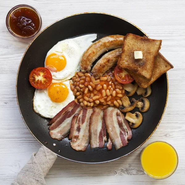 Πλήρες Αγγλικό Πρωινό Ένα Τηγάνι Τηγανητά Αυγά Μπέικον Λουκάνικα Φασόλια — Φωτογραφία Αρχείου