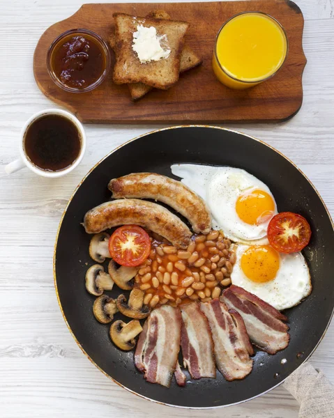 Πλήρες Αγγλικό Πρωινό Ένα Τηγάνι Τηγανητά Αυγά Μπέικον Λουκάνικα Φασόλια — Φωτογραφία Αρχείου