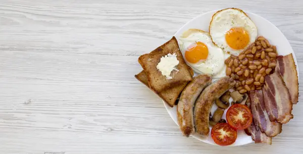 Pequeno Almoço Inglês Com Ovos Fritos Salsichas Feijão Bacon Torradas — Fotografia de Stock