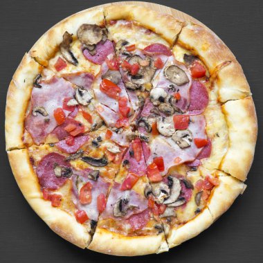 Taze pişmiş pizza siyah arka plan, havai görünümü üzerinde. Yukarıdan, üstten görünüm düz lay.