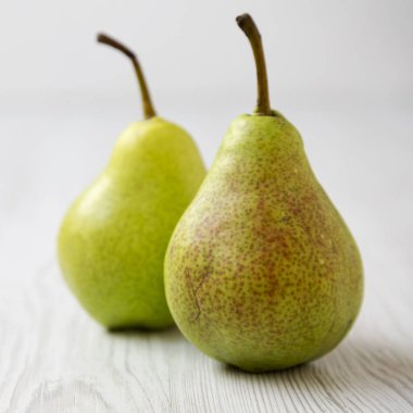 Beyaz ahşap bir masa yan görünüm üzerinde taze armut. Yakın çekim. 