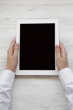 Tablet üzerinde bir beyaz tahta yüzey, en iyi görünümü'nü kullanarak eller. Yukarıdan, tepegöz, düz yatıyordu.