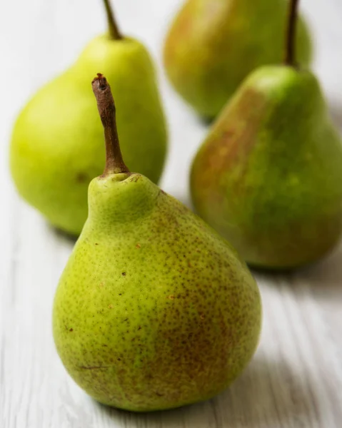 Verse Biologische Peren Een Witte Houten Achtergrond Zijaanzicht Close — Stockfoto