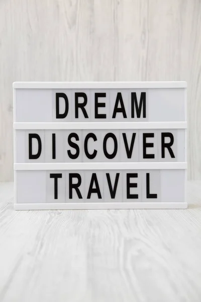 Placa Moderna Com Texto Dream Discover Travel Palavra Sobre Superfície — Fotografia de Stock