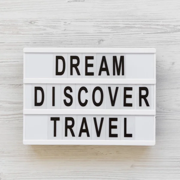 Placa Moderna Com Texto Dream Discover Travel Palavra Sobre Superfície — Fotografia de Stock