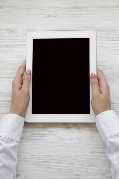 Vrouwelijke Handen Met Behulp Van Tablet Een Witte Houten Ondergrond — Stockfoto