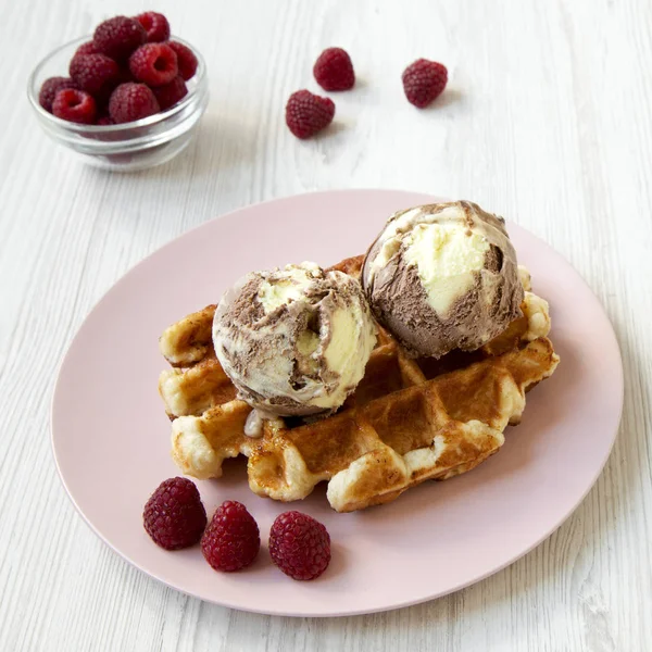 Dondurma ve ahududu pembe plaka, yan görünümü ile geleneksel Belçika waffle. Portre.