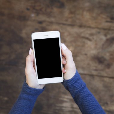 Bir akıllı telefon ile eller, havai görünümü içinde izole perde. Yakın çekim.