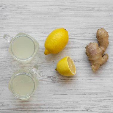 Zencefil çayı üzerinde beyaz ahşap bir masa havai görünümü malzemelerle cam kavanoz. Yukarıdan, üstten görünüm düz lay.
