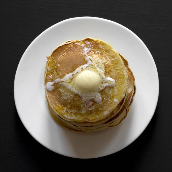 Panqueques Caseros Con Mantequilla Plato Blanco Sobre Fondo Negro Vista — Foto de Stock