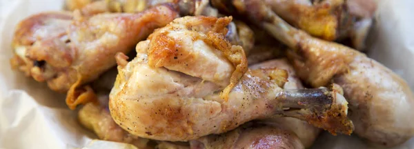 Kızarmış Tavuk Baget Fırın Tepsisine Kağıt Yakın Çekim — Stok fotoğraf