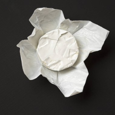 Peynir camembert ya da koyu arka plan üzerinde brie. Süt üretimi. Üstten Görünüm. Yukarıdan. Düz yatıyordu. Kopya alanı. 