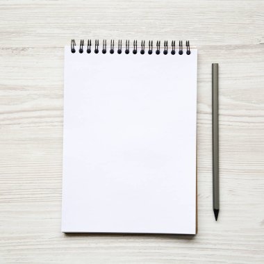 Not etmek üstünde beyaz ahşap arka plan, havai görünümü ile yer iş. Üstten görünüm. Düz yatıyordu.