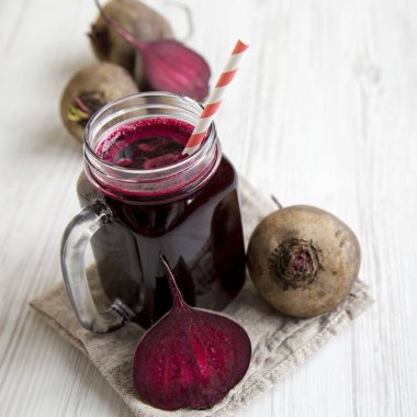 Cam kavanoz kupa pancar güler yüzlü, yan görünümü ile dolu. Yakın çekim.