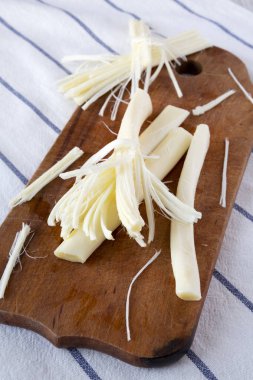 Peynir rustik ahşap tahta, yan görünüm üzerinde. Sağlıklı snack. Yakın çekim.