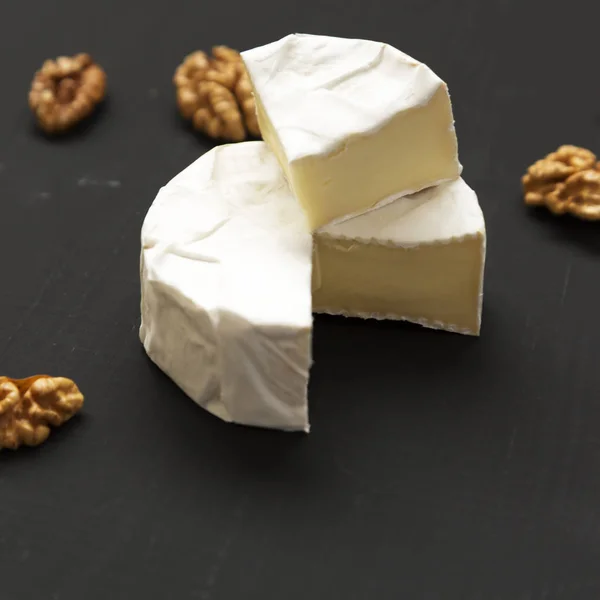 Camembert Queijo Brie Com Nozes Fundo Preto Produção Leite Vista — Fotografia de Stock