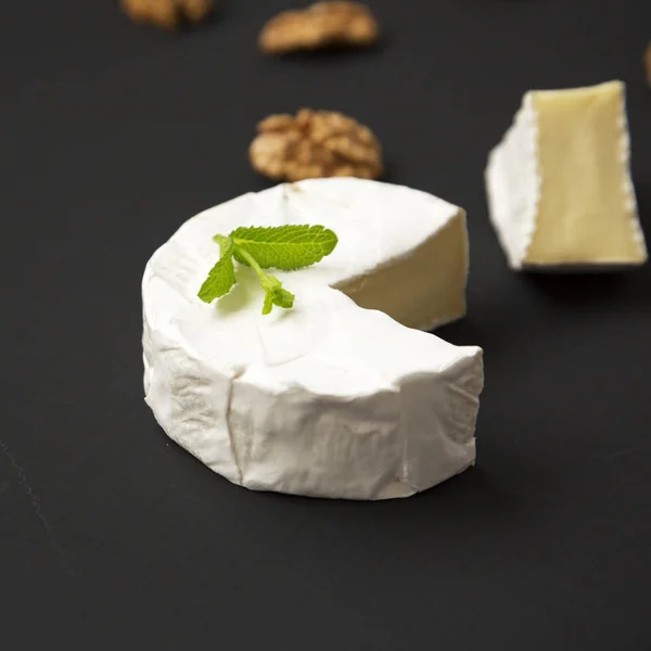 Sýr Camembert Nebo Brie Ořechy Černém Pozadí Produkce Mléka Boční — Stock fotografie