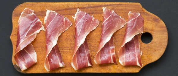 Jamón Rodajas Serrano Iberico Sobre Tabla Madera Cortada Sobre Fondo — Foto de Stock