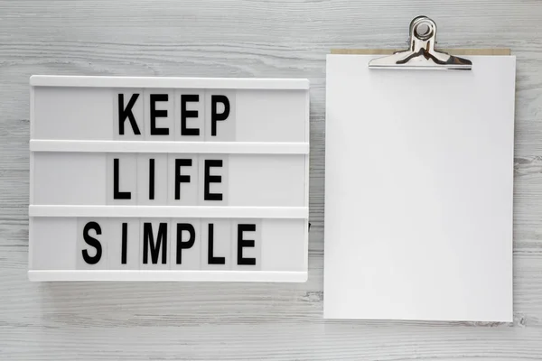 Parole Keep Life Simple Lavagna Moderna Appunti Superficie Legno Bianco — Foto Stock