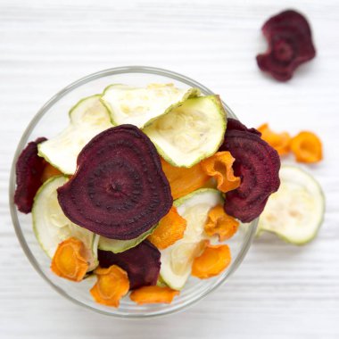 Havai görünümü, sebze dolu kase Beyaz ahşap yüzeyde fişleri. Yukarıdan, üstten görünüm, düz yatıyordu. Yakın çekim.