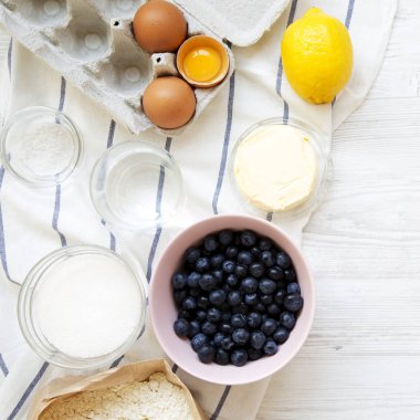 Yemek yaban mersinli pasta, havai görünümü için ham maddeler. Yukarıdan, üstten görünüm, düz yatıyordu.