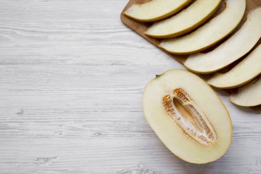 Beyaz ahşap yüzey, havai görünümü kavun dilimleri. Yukarıdan, lay düz. Kopya alanı.