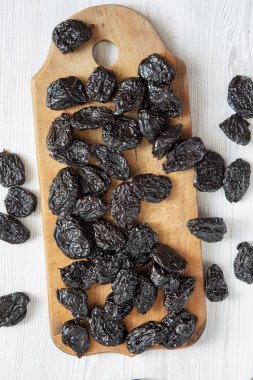 Kuru Erik Beyaz ahşap yüzey, en iyi görünüm üzerinde rustik ahşap tahta üzerinde. Portre. Yukarıdan, üstten görünüm düz lay.