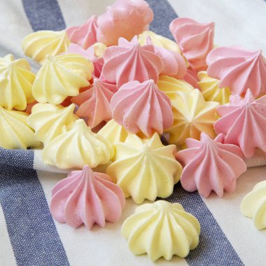 Mini meringues çizgili peçete, yan görünüm üzerinde. Yakın çekim.