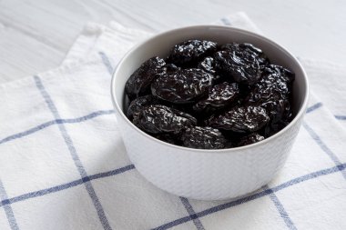 Bir kasede, yan görünüm Kuru Erik. Closeup.a