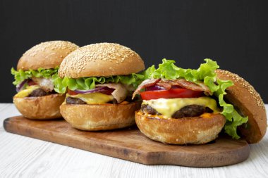 Çizburger rustik ahşap tahta, yan görünüm üzerinde. Yakın çekim.