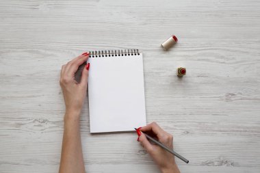 Kalem eller, ruj ve Not defteri, üstten görünüm ile kadınsı çalışma alanı. Düz, tepegöz, yukarıdan yatıyordu.